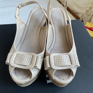 Very light wedge shoes perfect for summer.